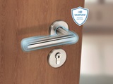 Bezpieczne klamki z powłoką antybakteryjną przeznaczone do drzwi płaszczowych w pomieszczeniach użyteczności publicznej